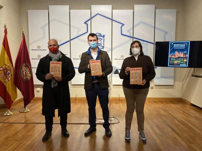 El escritor César Pérez Gellida, el diputado provincial David Esteban, y la vicepresidenta de El Puente Salud Mental, Raquel Barbero, durante la presentación de la campaña 'Habitantes de un nuevo mundo'.