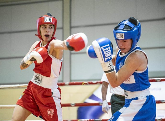 Dos boxeadoras españolas durante un combate