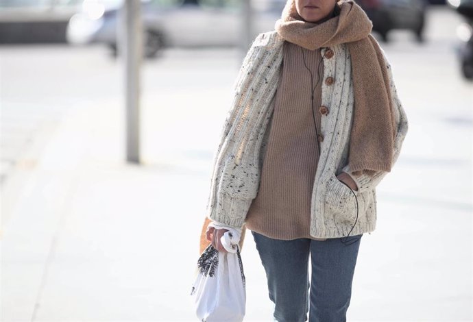 Mujer con bufanda y abrigo 