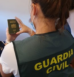 Una agente con un pasaporte