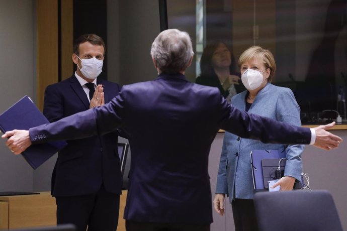 David Sassoli saluda a Macron y Merkel en la última cumbre comunitaria en Bruselas