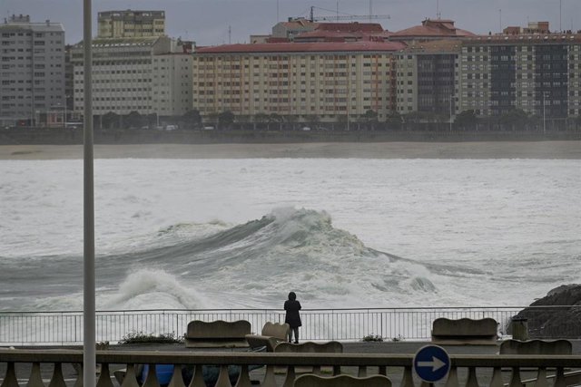 Playa de Riazor durante un temporal costero en A Coruña