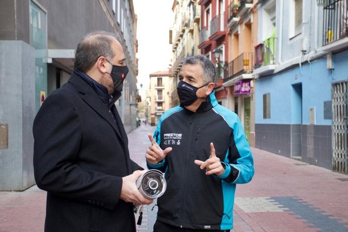 El presidente de la Junta Municipal del Casco Histórico, Alfonso Mendoza, con una de las 4 cámaras qu ese instalarán en el Casco Histórico