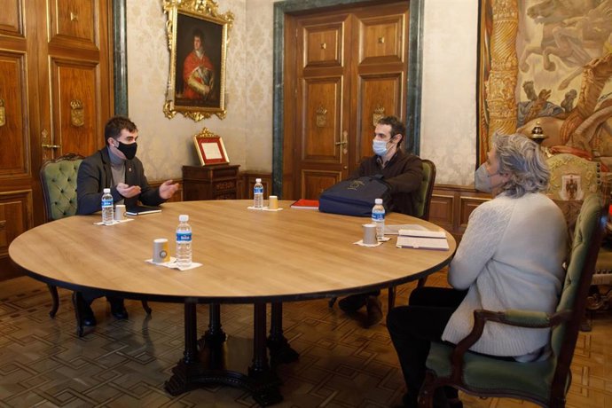 Eduardo Santos, en su reunión con Félix López de Dicastillo y Jone Gil, de Amnistía Internacional en Navarra