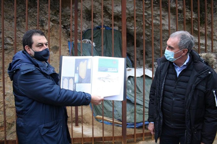 Visita del delegado territorial de la Junta al yacimiento del Abrigo del Molino.