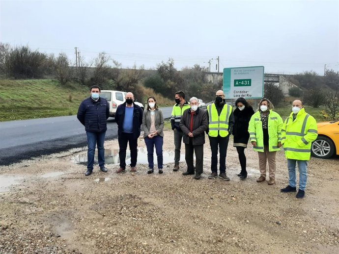 La delegada de Fomento, Infraestructuras y Ordenación del Territorio, Cristina Casanueva (tercera por la izda.), visita las obras en la A-431