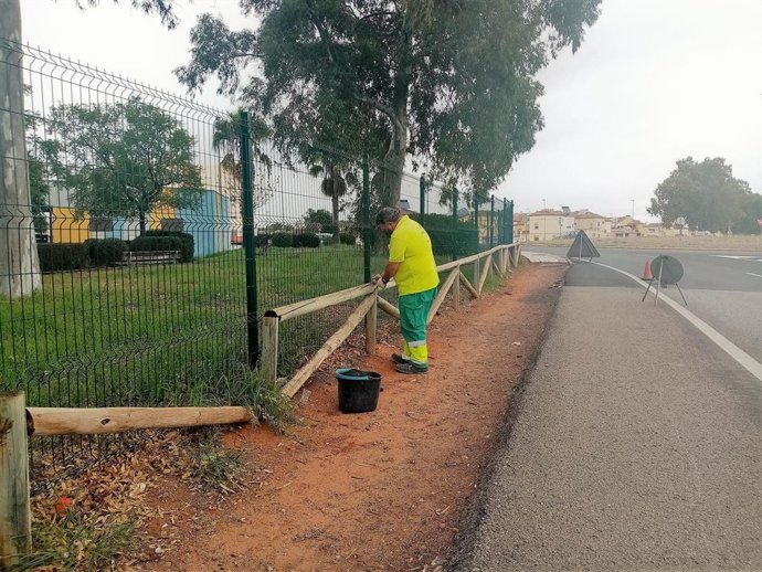 Obras de acerado en los alrededores del centro educativo El Madroño, de Alcalá de Guadaíra (Sevilla).