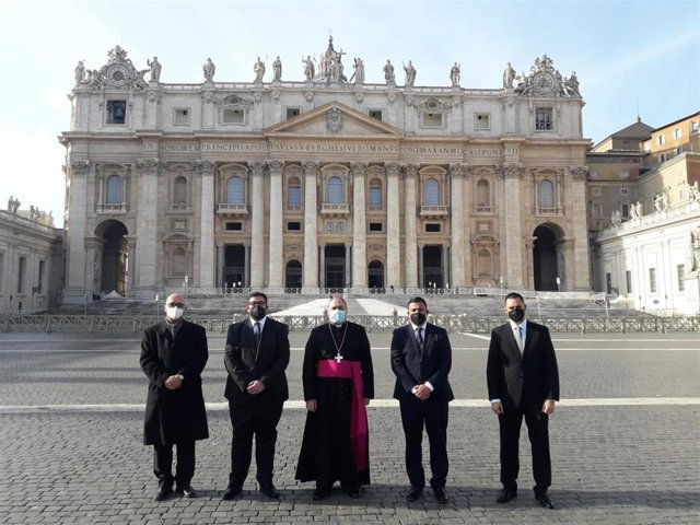 El obispo de Ávila (C) junto a la delegación abulense que ha sido recibido en audiencia privada por el Papa Francisco.