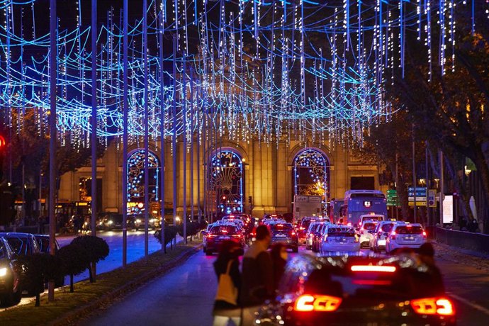Iluminación callejera encendida en la capital para la Navidad 