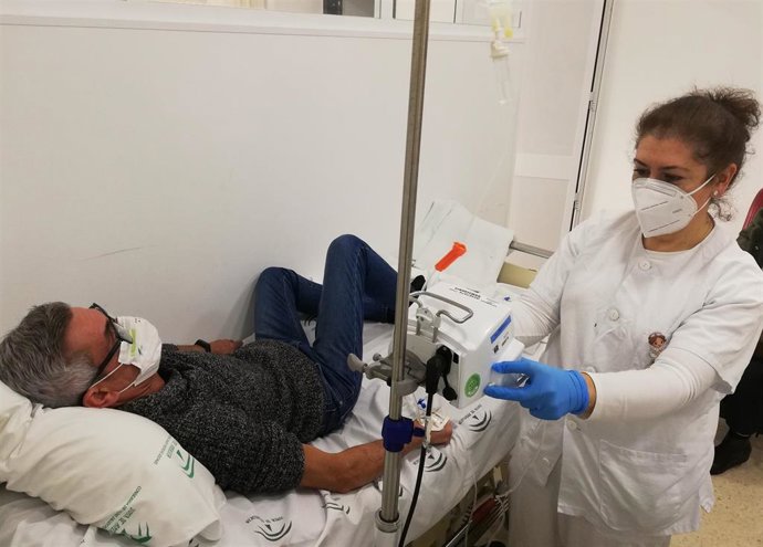 Atención a un paciente en el hospital Infanta Elena de Huelva.