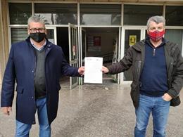 Imagen de representantes de UGT y CCOO presentando su documento de propuestas al Consejo de Administración del SAE.