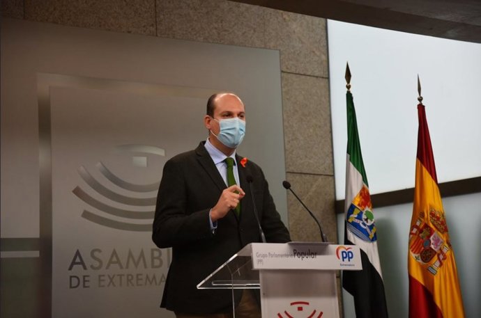 El portavoz de Hacienda del Grupo Popular, Luis Alfonso Hernández Carrón, presenta ls enmiendas parciales