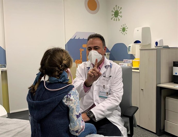El neuropediatra del Hospital Quirónsalud Córdoba Francisco Javier Gascón, durante el reconocimiento a una niña en consulta