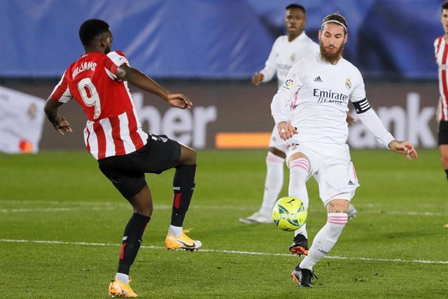 Williams y Ramos pelean por un balón en el Real Madrid-Athletic de LaLiga Santander 2020-2021