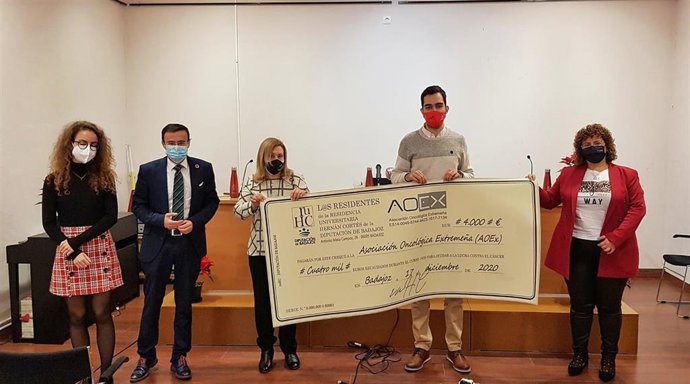 El presidente de Diputación de Badajoz entrega el cheque a la Aoex