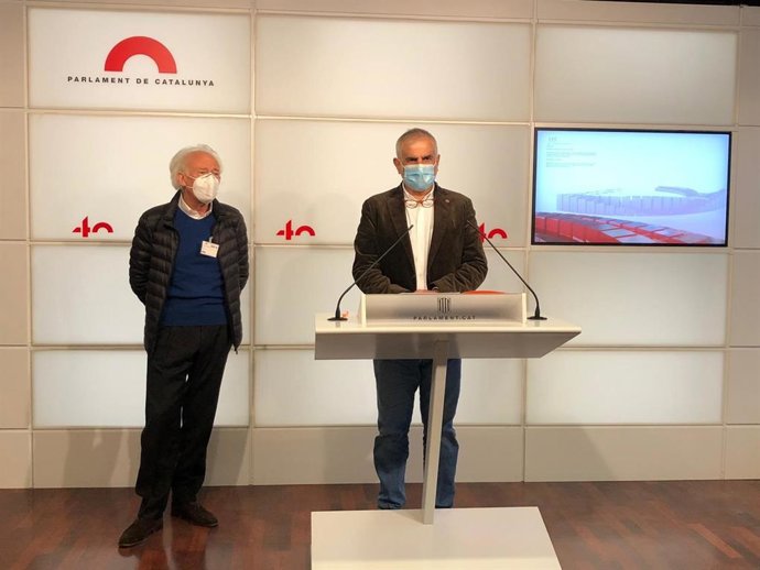 El líder de Cs en Catalunya, Carlos Carrizosa, y el dramaturgo Albert Boadella en rueda de prensa en el Parlament el 17 de diciembre de 2020.