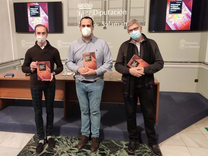 Raúl Benito, David Mingo y Juan Francisco Blanco, de izquierda a derecha, en la presentación de 'Indumentaria tradicional en el Rebollar'.