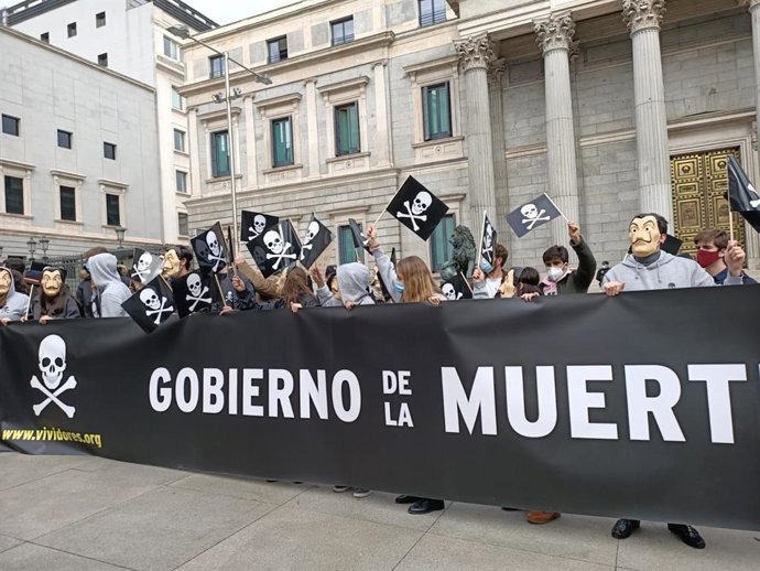 Manifestación convocada por Vividores ante el Congreso contra la Ley de eutanasia