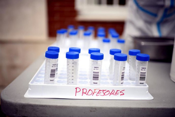 Tubos de ensayo (con la palabra 'profesores' escrita) durante la realización de tests de RT-PCR en saliva.