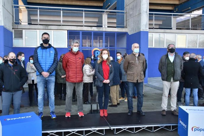 La presidenta del PP de Asturias, Teresa Mallada, con deportistas y representantes de clubes y federaciones deportivas de Asturias.
