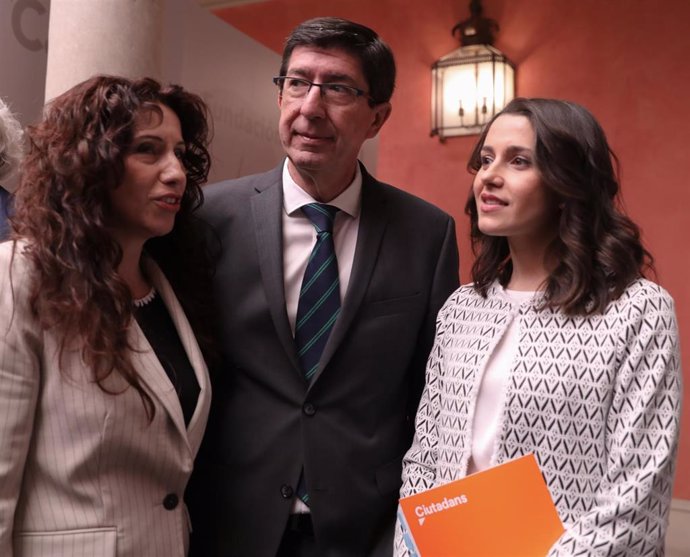 (I-D) La consejera de Igualdad, Rocío Ruiz; el vicepresidente de la Junta de Andalucía, Juan Marín, y la portavoz nacional  de Cs, Inés Arrimadas durante el Desayuno Informativo de Europa Press Andalucía. (Foto de archivo).