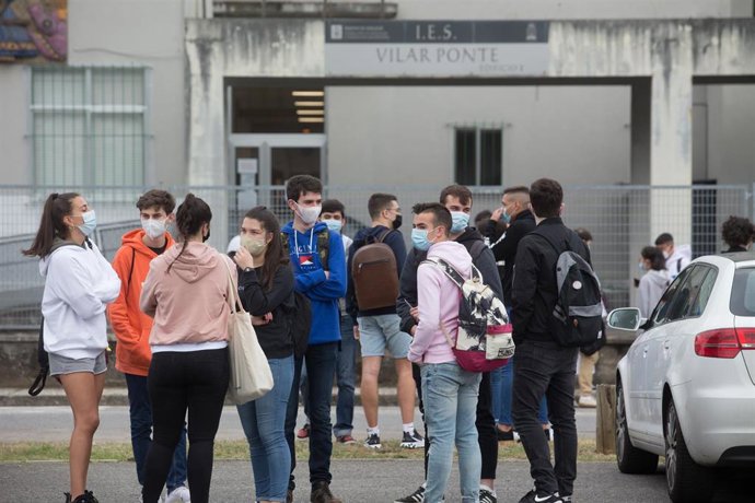 Estudiantes de bachillerato minutos antes de entrar a las instalaciones del IES Vilar Ponte 