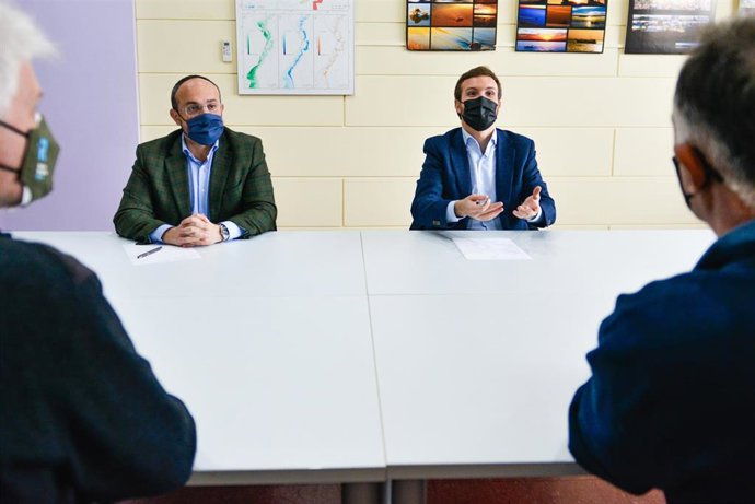 El presidente del PP en Catalunya, Alejandro Fernández, y el líder del PP, Pablo Casado, en una visita a la lonja de Roses (Girona) el 4 de diciembre de 2020