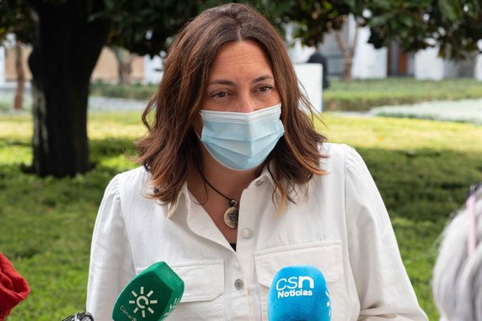 La secretaria general del PP-A, Loles López, atiende a los medios en el Parlamento andaluz.