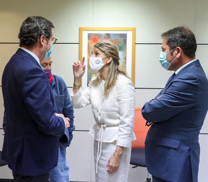 (I-D) El presidente de CEOE, Antonio Garamendi; el líder de UGT, Pepe Álvarez; la ministra de Trabajo, Yolanda Díaz; y el presidente de Cepyme, Gerardo Cuevas, en una imagen de archivo