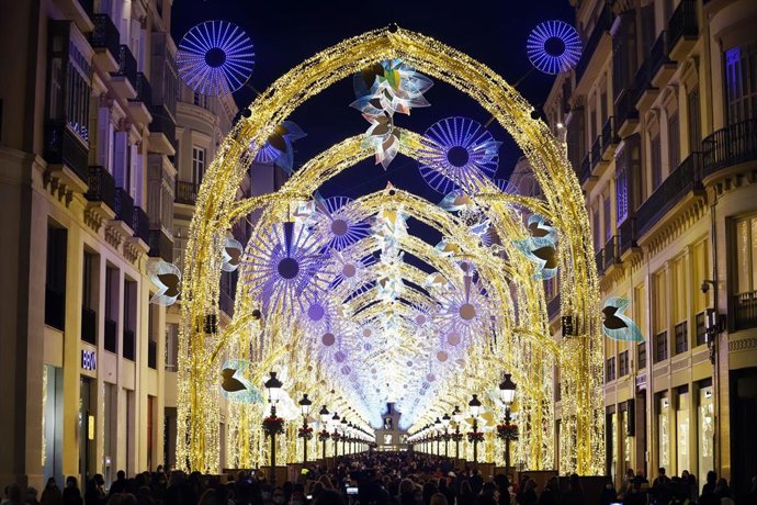 Inauguración de las luces navideñas en la céntrica calle Larios de Málaga, que este año no celebrará su tradicional espectáculo de luz y sonido a causa de las restricciones impuestas por la Covid-19. Málaga 27 de noviembre 2020