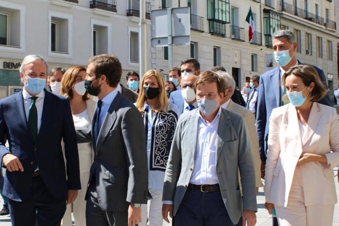 El alcalde de Zaragoza, Jorge Azcón, con el presidente del PP, Pablo Casado, y otros alcaldes tras decaer la convalidación del real decreto de los remanentes de los ayuntamientos en septiembre de 2020