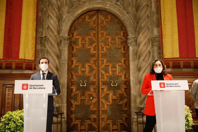 El ministro de Consumo y líder de IU, Alberto Garzón y la alcaldesa de Barcelona, Ada Colau intervienen en rueda de prensa después de una reunión de trabajo en el Ayuntamiento de Barcelona, Catalunya (España), a 17 de diciembre de 2020.