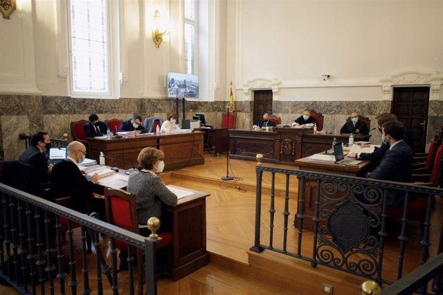 Comienza el juicio por el ERE de Alcoa San Cibrao al fracasar la conciliación  En la imagen, los abogados de los trabajadores, a la izquierda arriba, de la Xunta de Galicia, a la izquierda abajo y de la empresa, a la derecha, con el Tribunal de frente.