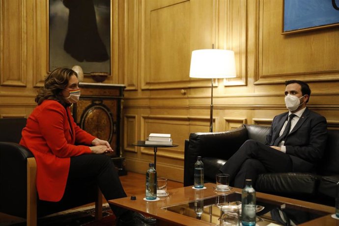 La alcaldesa de Barcelona, Ada Colau y el ministro de Consumo y líder de IU, Alberto Garzón durante una reunión de trabajo en el Ayuntamiento de Barcelona, Catalunya (España), a 17 de diciembre de 2020.