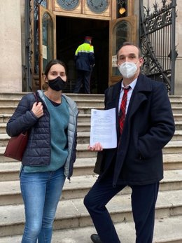 La responsable del Área de contaminación atmosférica de Ecologistes en Acció de Catalunya, María García, junto al responsable jurídico de la organización, Josep Hurtado, este jueves ante el Tribunal Superior de Justicia de Catalunya.