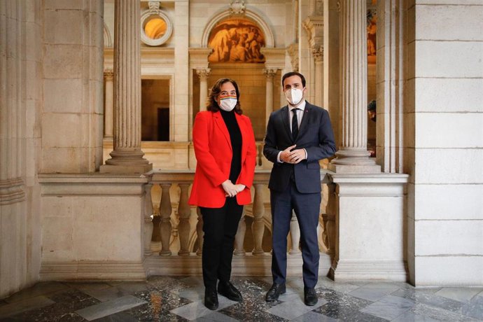 La alcaldesa de Barcelona, Ada Colau y el ministro de Consumo y líder de IU, Alberto Garzón posan a su llegada a una reunión de trabajo en el Ayuntamiento de Barcelona, Catalunya (España), a 17 de diciembre de 2020.