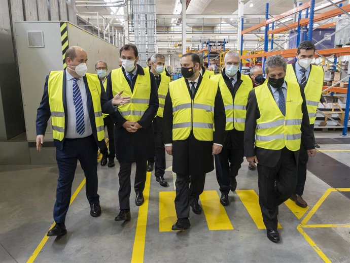 El ministro de Transportes, Movilidad y Agenda Urbana, José Luis Ábalos (3i), durante una visita a la Base de Mantenimiento Integral del Renfe, en Valladolid (España), a 17 de diciembre de 2020.
