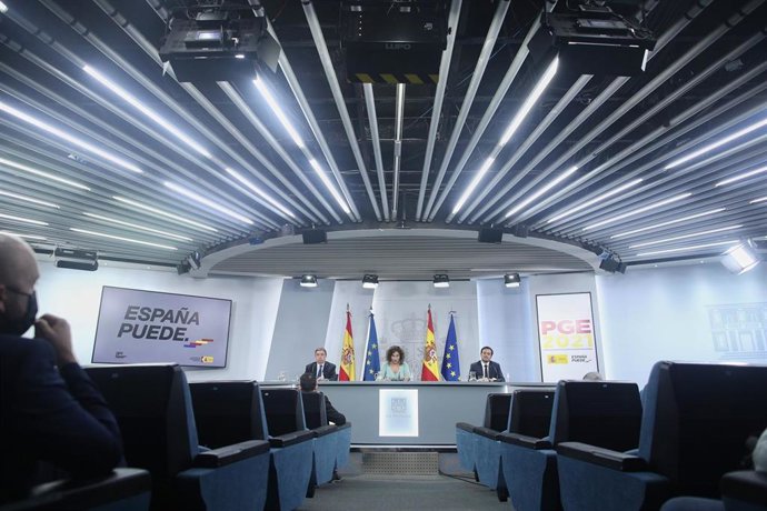 La ministra portavoz y de Hacienda, María Jesús Montero, el ministro de Consumo, Alberto Garzón, y el ministro de Agricultura, Pesca y Alimentación, Luis Planas, comparecen en rueda de prensa posterior al Consejo de Ministros en Moncloa, Madrid (España).