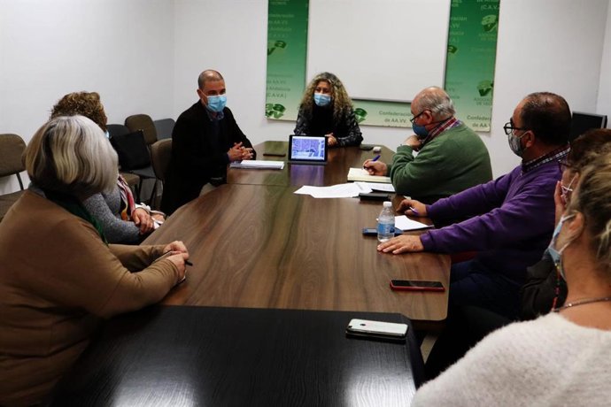 El responsable del Área de Economía y Desarrollo Sostenible  y Delegado de Hacienda del Ayuntamiento de Alcalá de Guadaíra, Jesús Mora, acompañado de la delegada de Participación Ciudadana, Rocío Bastida, en la reunión con los vecinos.