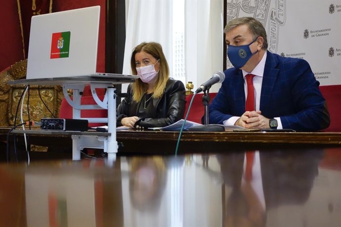 El concejal de Recursos Humanos, Organización, Servicios Generales y Contratación de Granada, Francisco Fuentes, a la derecha en la imagen