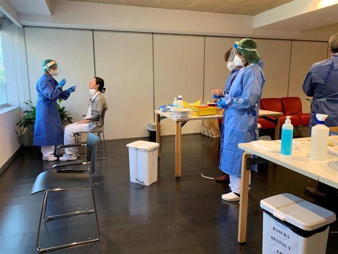 Profesionales sanitarias realizan pruebas diagnósticas en el CAIDIS San José