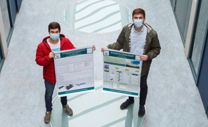 De izquierda a derecha, Mikel Santos Ibañez (segundo premio) y Daniel Aldaz Burgoa (primer premio) posan con los pósteres presentados al certamen.