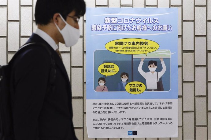 Cartel con recomendaciones frente al coronavirus en Tokio