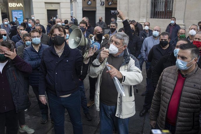 Taxistas de Sevilla se manifiestan en reclamo de ayudas municipales directas