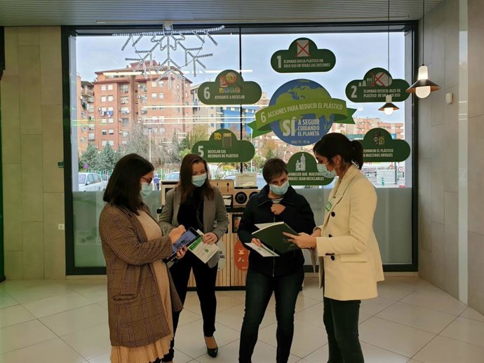 Aranda (2d), en uno de los supermecados Mercadona en Jaén.