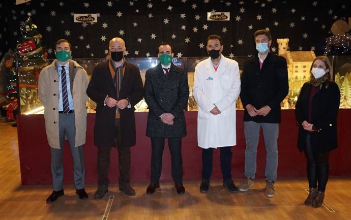 El delegado de Transformación Económica, Ángel Herrador (tercero por la izda.), y el alcalde de Rute, Antonio Ruiz (segundo), en la visita a Galleros Artesanos