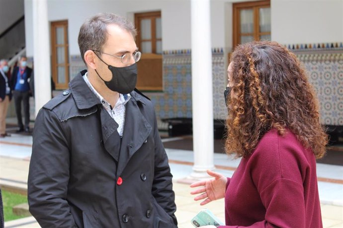 El coordinador general de IU Andalucía, Toni Valero, conversa con la portavoz parlamentaria de Adelante Andalucía, Inmaculada Nieto.