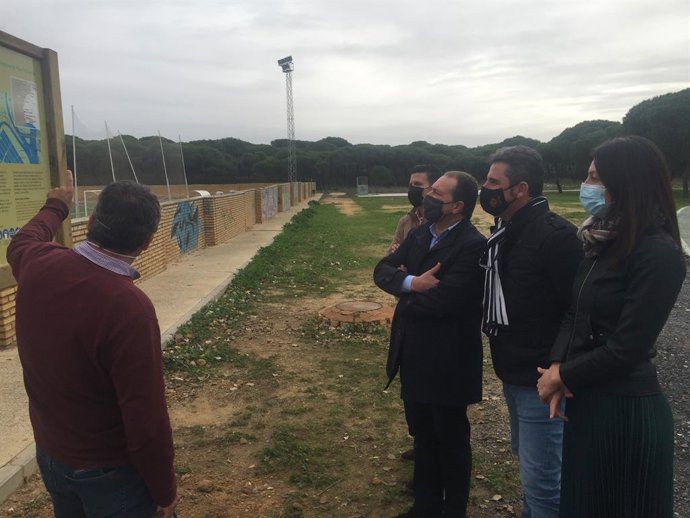 El delegado delegado de Agricultura, Ganadería, Pesca y Desarrollo Sostenible en Huelva, Álvaro Burgos, en su visita a Aljaraque.