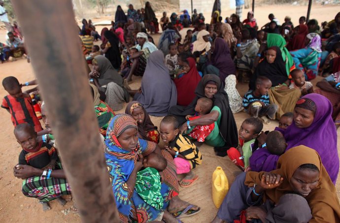Refugiados de Somalia esperan al proceso de registro en el campamento de Dadaab, en Kenia