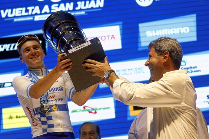 Remco Evenepoel con el trofeo de ganador de la Vuelta a San Juan 2020